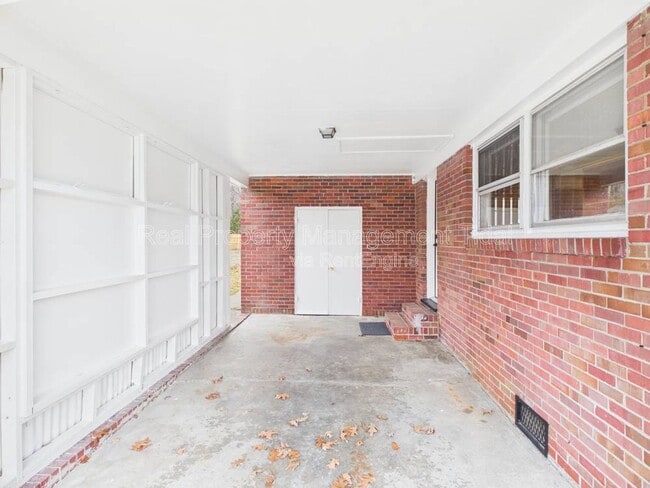 Building Photo - 47 Beaconsdale Ln