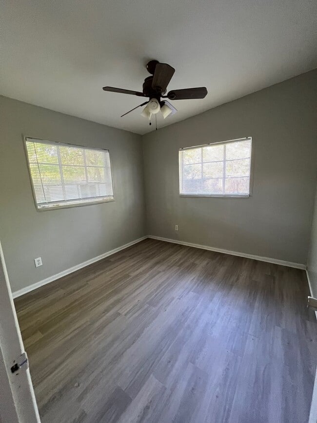 Building Photo - Spacious 3 bedroom 1 bathroom home with ni...