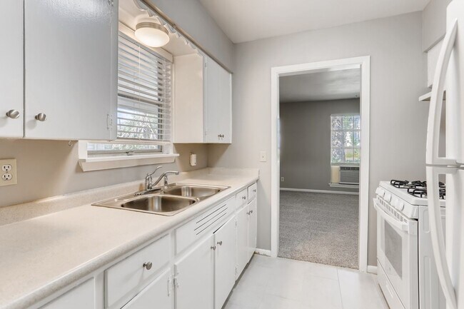 Building Photo - (**APP PENDING 06/13/23)  3 Bedroom / 1 Ba...
