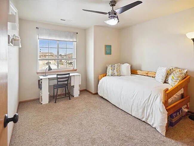 Building Photo - Coralville 4 Bedroom 4 Bath 3 Level Town H...