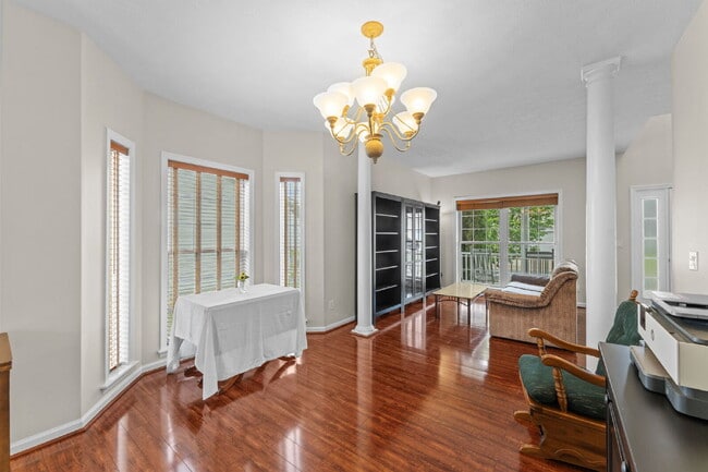 Building Photo - Welcome home to this well-maintained 4-bed...