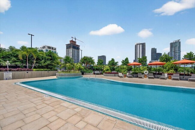 Building Photo - 700 NE 24th St