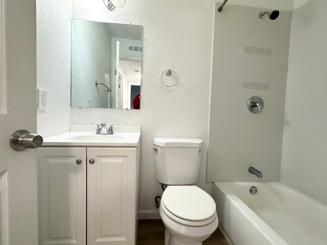 Building Photo - Charming 2 bedroom and 1 bath Duplex in Sacramento