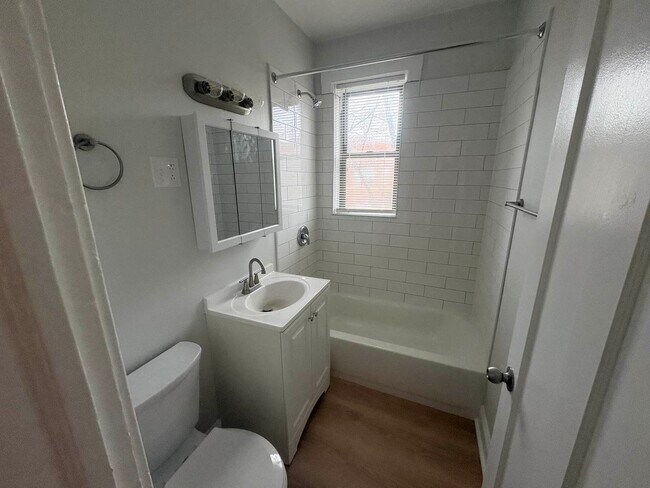 Building Photo - 7004 N Paulina St