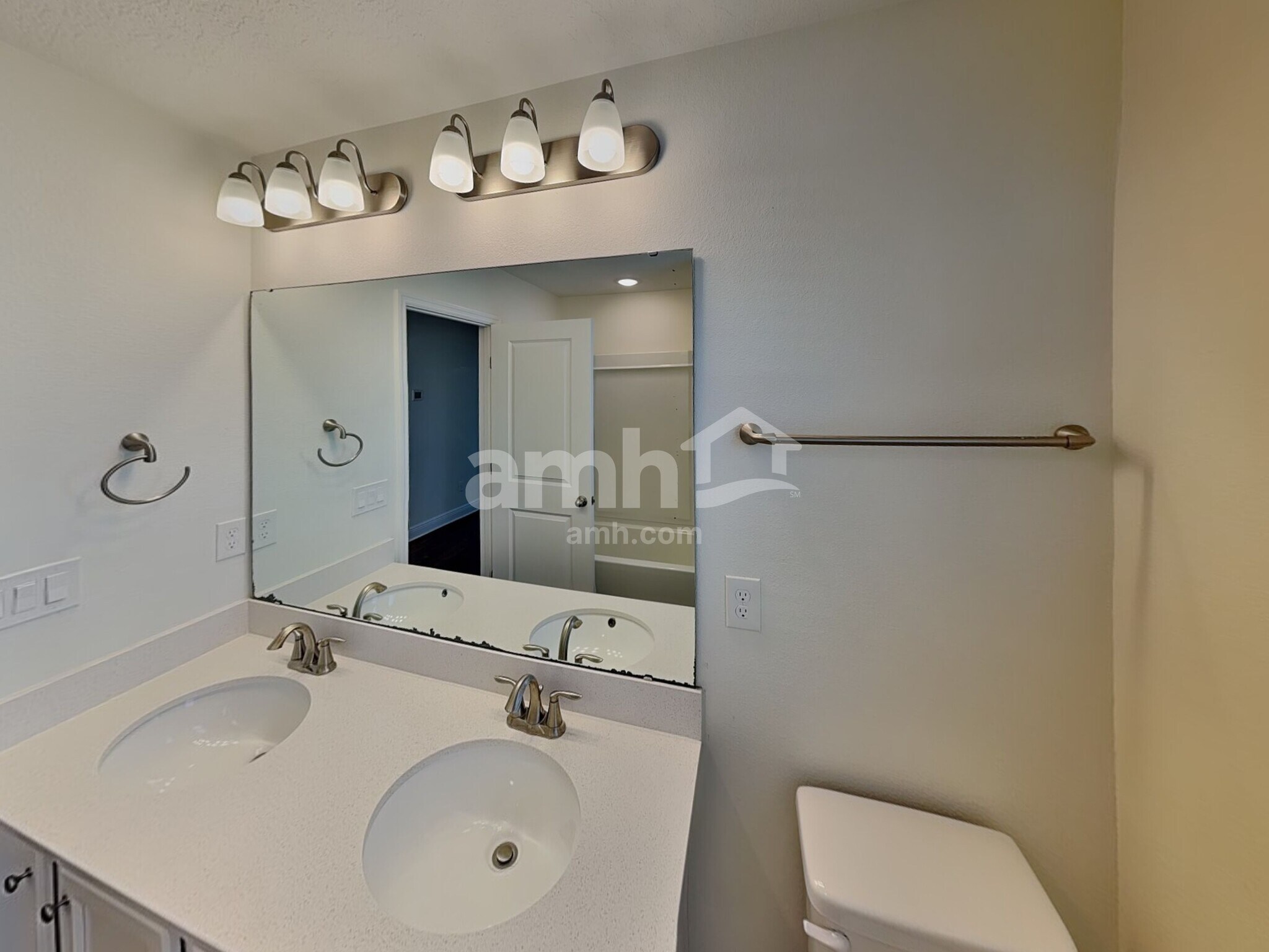 Building Photo - 815 Heavenly Dr