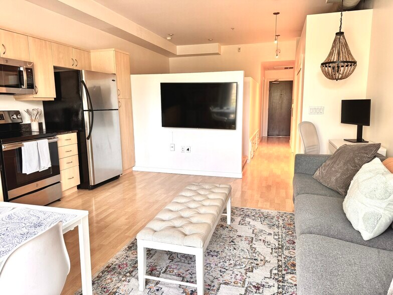 Building Photo - 889 Date St