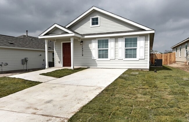 Building Photo - NEAR GOLF COURSE  |  3 BEDROOMS  |  2 BATH...