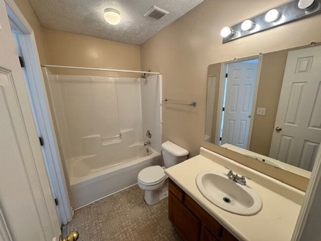 Building Photo - 135 Ridgefield Dr