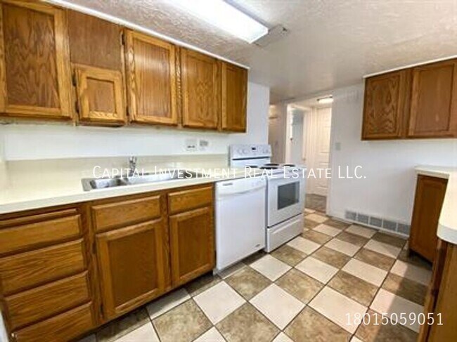 Building Photo - 236 400 S
