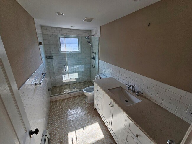 Building Photo - 10 Covert St