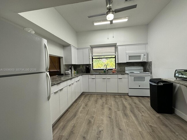 Building Photo - 511 Ives Dairy Rd