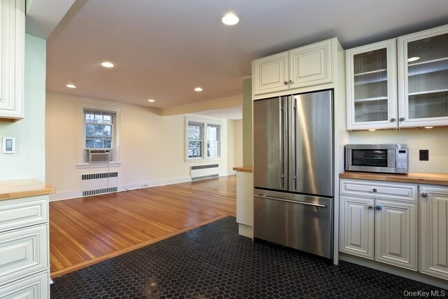 Building Photo - 215 Maple Ave