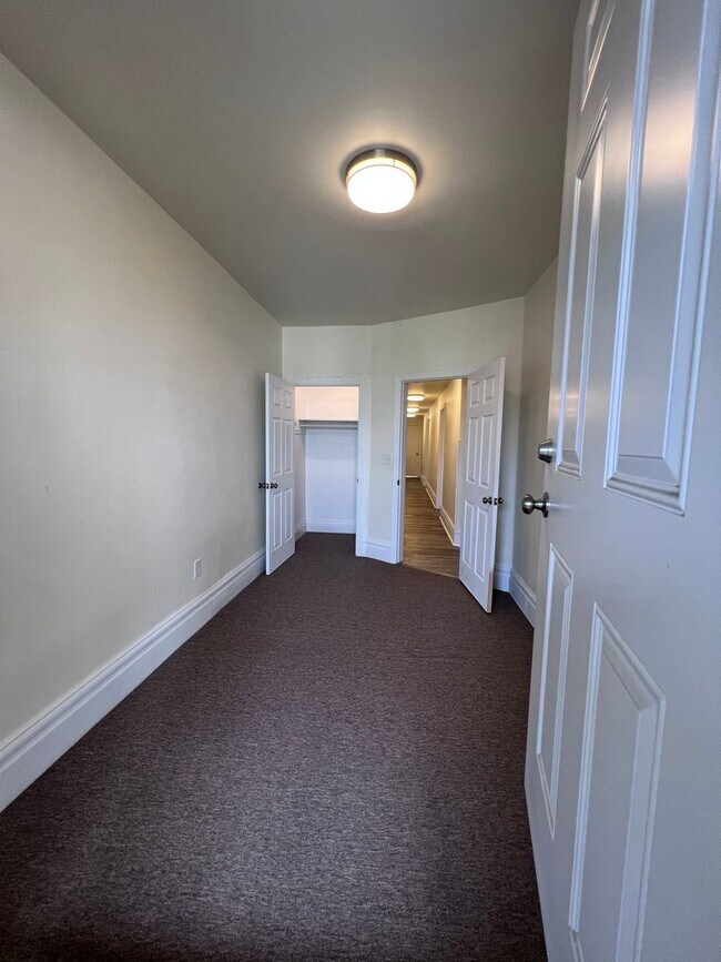 Building Photo - Internet included- 2BR apartment with office!