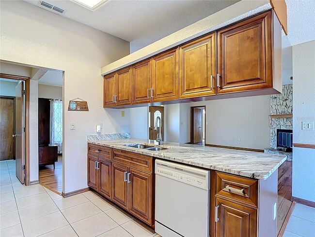 Building Photo - 5066 Woodbine St