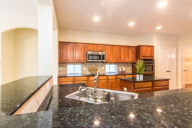 Building Photo - 1547 Lakeside Enclave Dr