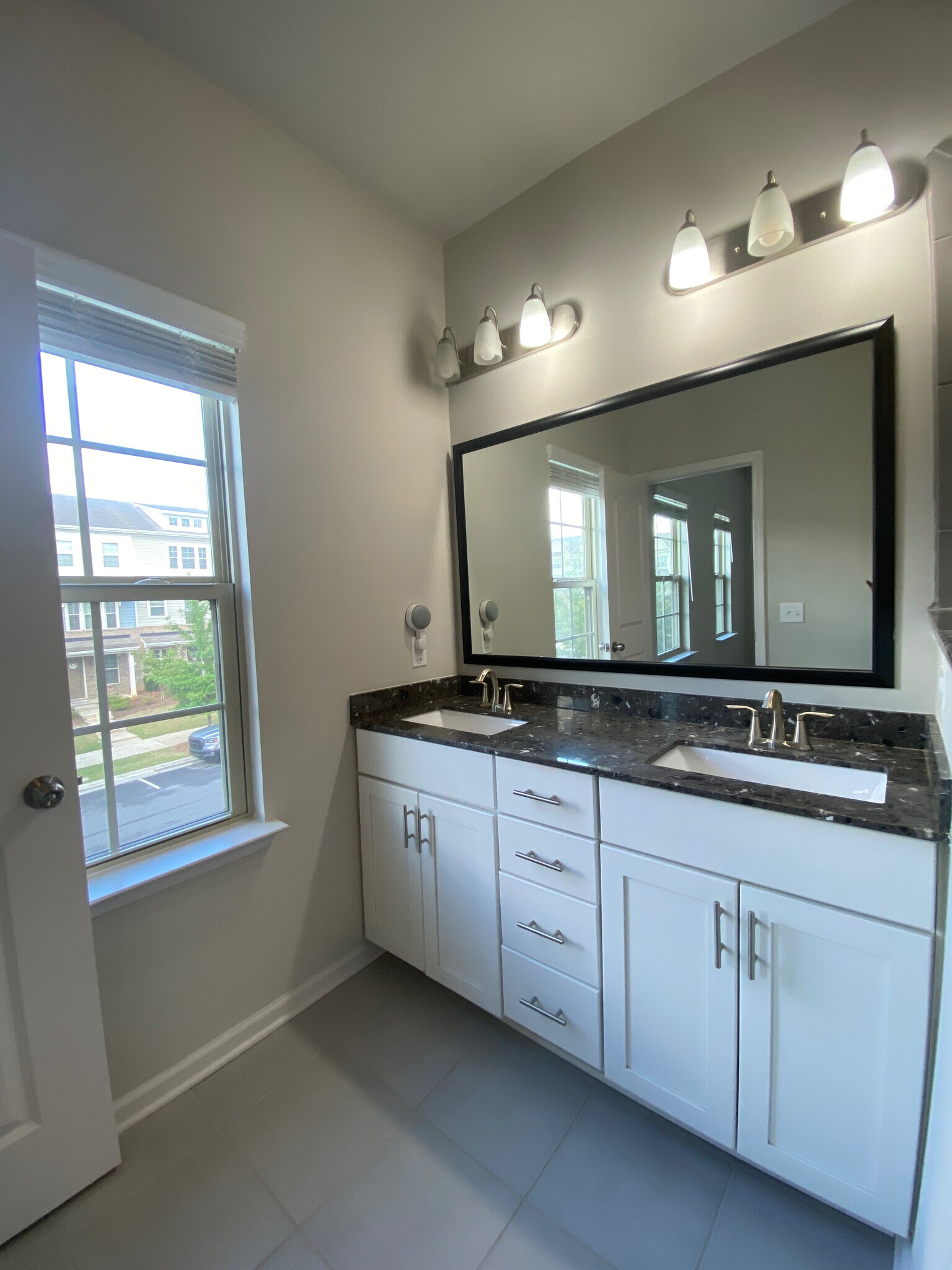 Building Photo - Room in Townhome on Ainslie Downs St