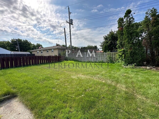 Building Photo - 2517 W Halsey Ave