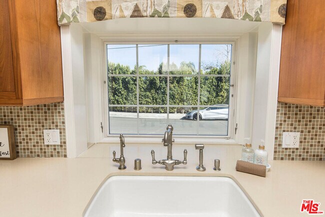 Building Photo - 17108 Oak View Dr
