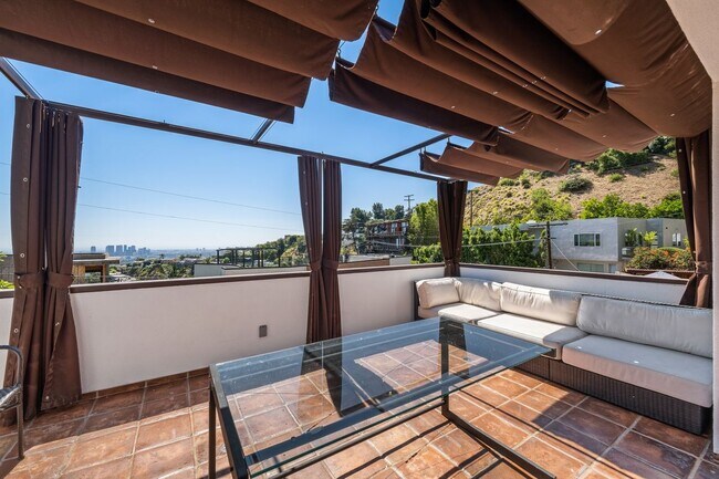 Building Photo - 1685 Sunset Plaza Dr