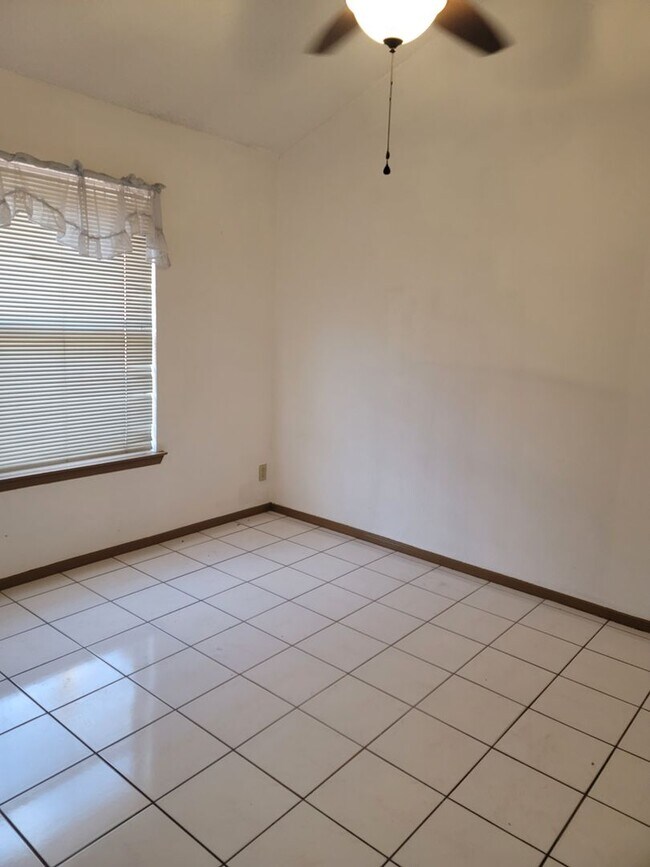 Building Photo - Ready to View!!