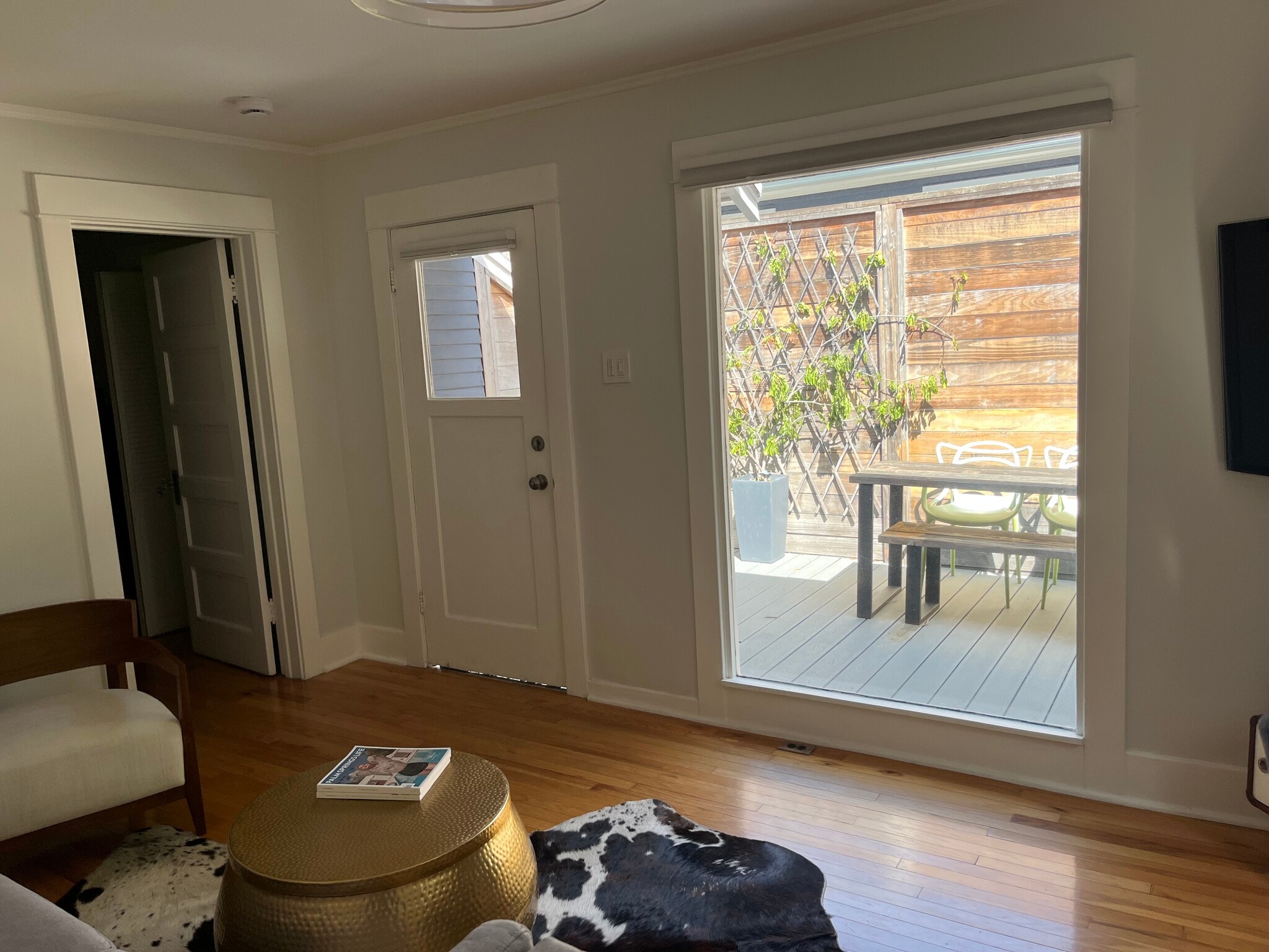 Building Photo - 7022 De Longpre Ave