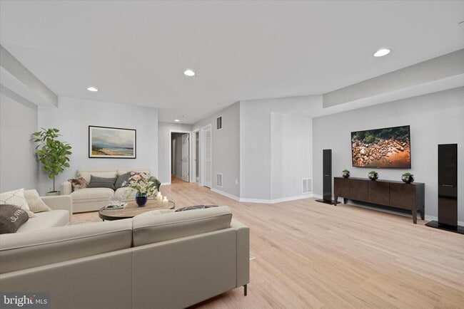 Building Photo - 103 Holmes St