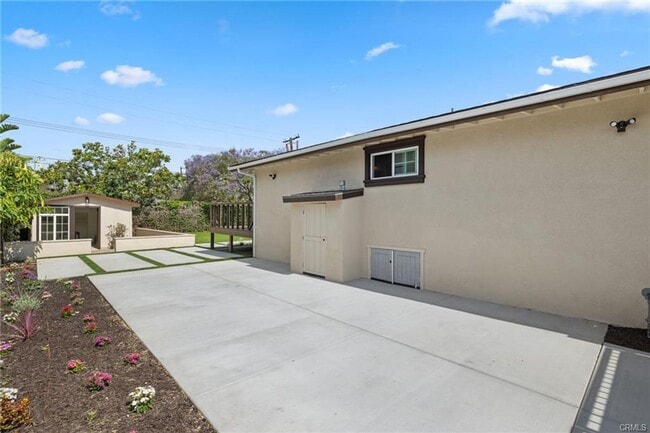 Building Photo - 4 bedroom, 4.5 bath