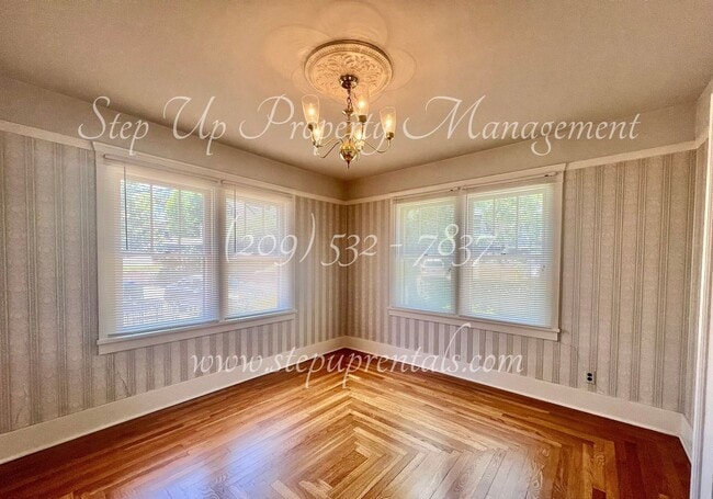 Building Photo - Beautiful 1920's 3 Bed 1 Bath Home Within ...