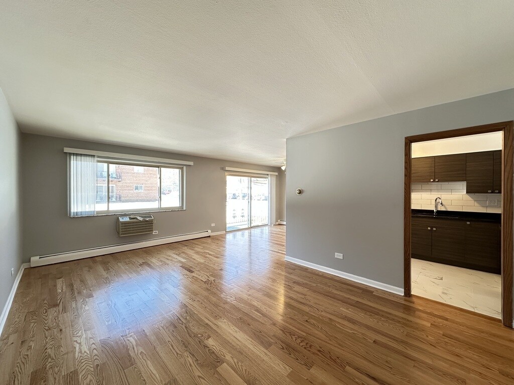 Building Photo - 1653 Oakwood Ave