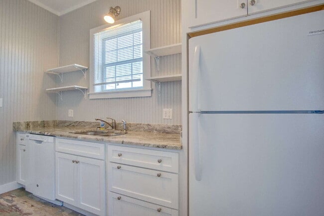 Building Photo - Charming 2-Bedroom Cottage Near Downtown P...