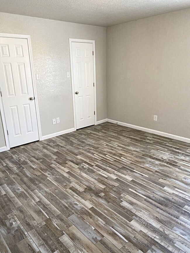 Building Photo - 7866 Gladys Ave