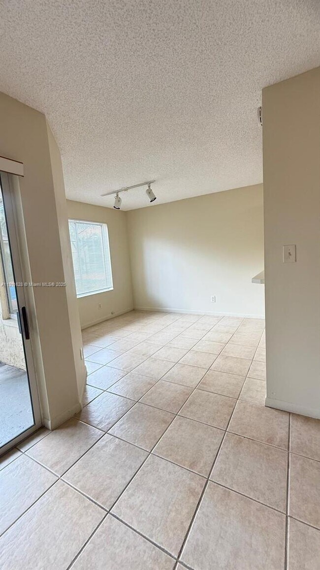 Building Photo - 1002 Coral Club Dr