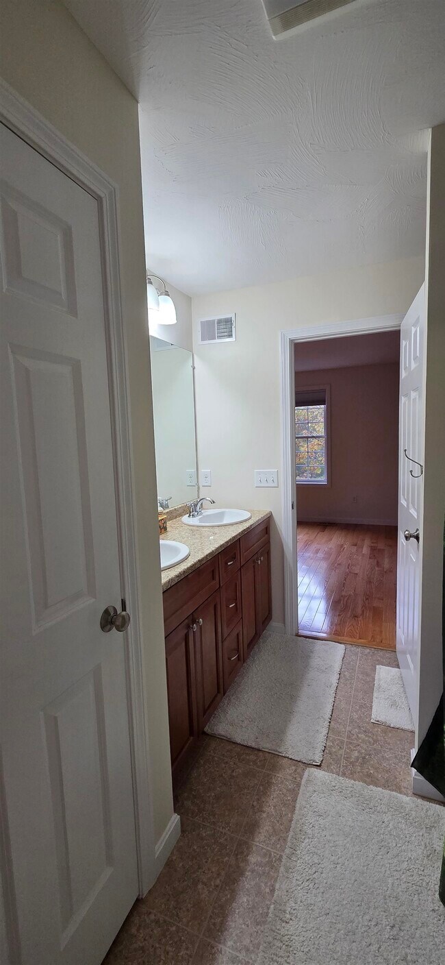 Building Photo - 65 Fordway Ext