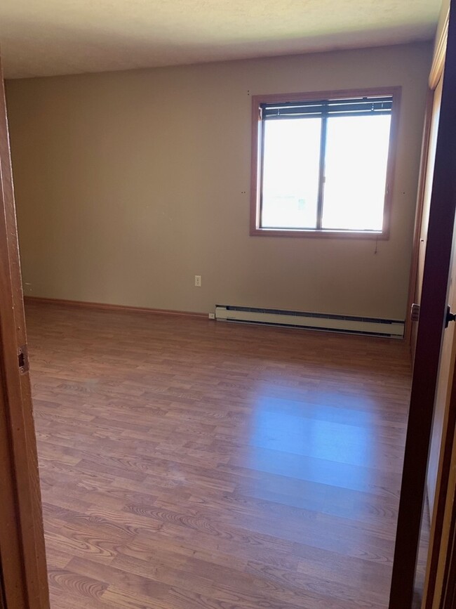 Building Photo - 2 Bedroom 2 Bathroom Condo Close to Campus!