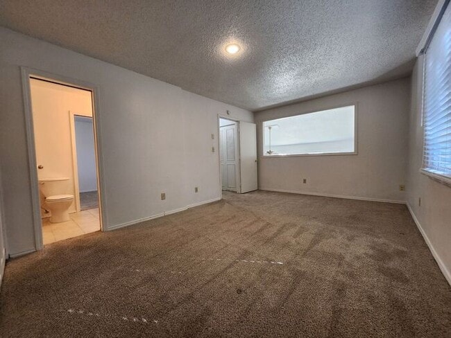 Building Photo - Stunning 3-bedroom, 2-bathroom Condo locat...