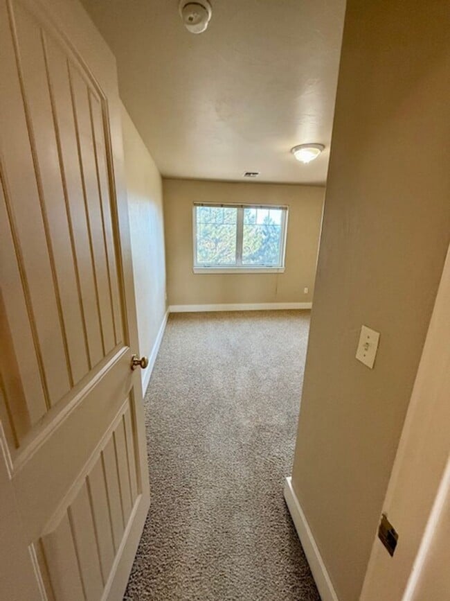 Building Photo - 2 Bedroom 1 Bathroom Apartment  NEW PRICE UPDATE