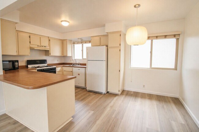 Building Photo - LOFT STYLE 2 Bed/1 Bath Near the Ocean ** Water/Sewer/Trash Included