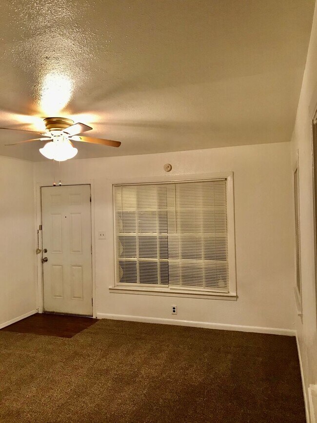 Building Photo - 2 Bedroom, 1 Bathroom Home in North Amarillo!