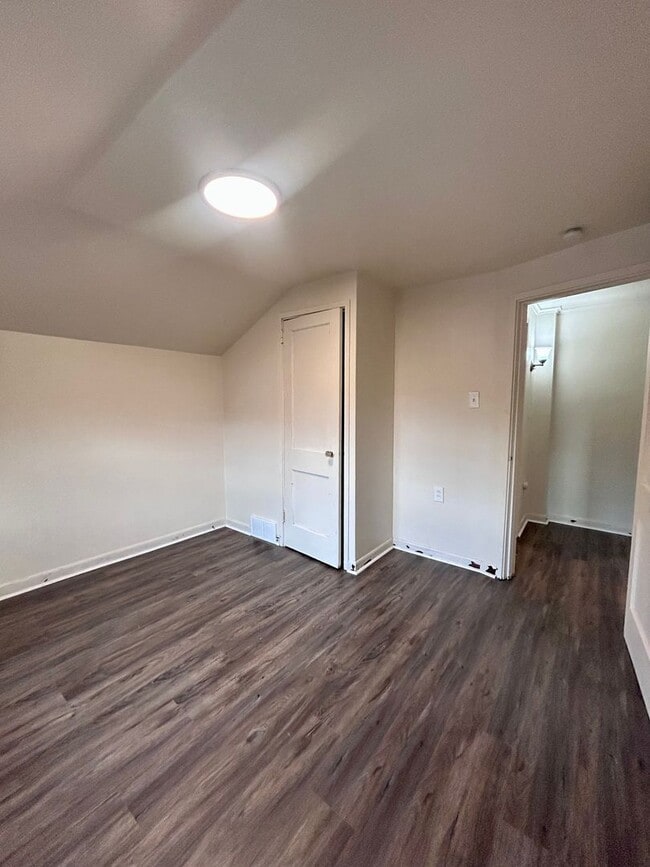 Building Photo - Newly Renovated 2 Bedroom Townhome
