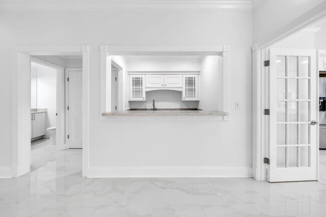 Building Photo - 1524 Glenlake Cir