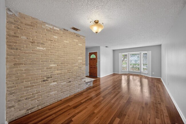 Building Photo - Beautifully refreshed 3-bedroom, 2-bath ranch-style home, located in the sought-after Colonies No...