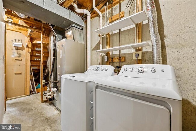 Building Photo - 6630 Commodore Ct