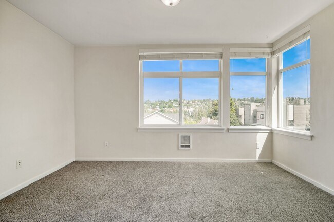 Building Photo - 3027 21st Ave W