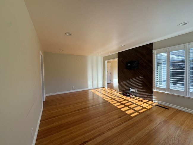 Building Photo - 38267 Farwell Dr