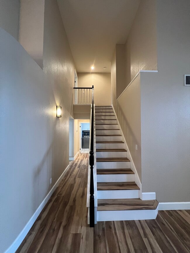 Building Photo - 827 Notre Dame Dr