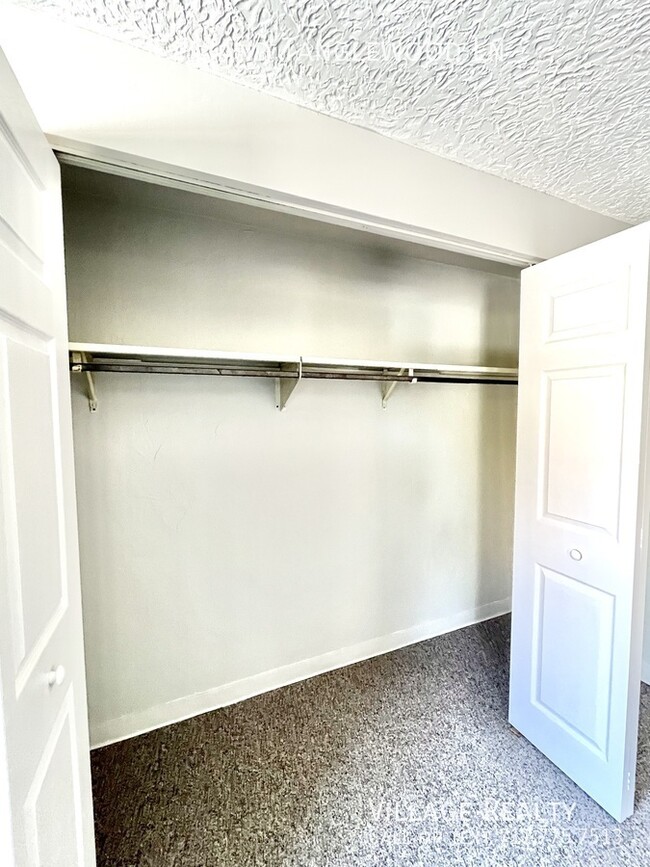 Building Photo - MOVE-IN READY! Top Floor! Roomy 1-Bed with...