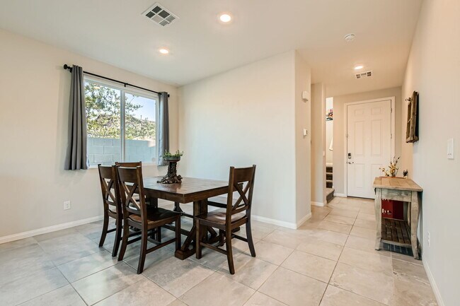 Building Photo - GATED 2-STORY HOME!