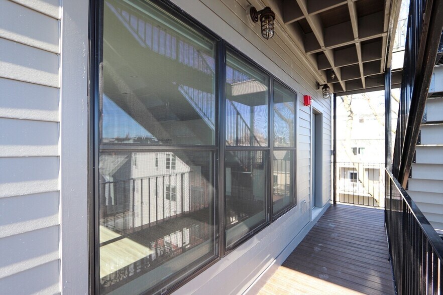 Building Photo - 27 Vinton St