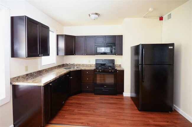 Building Photo - 690 Elm St