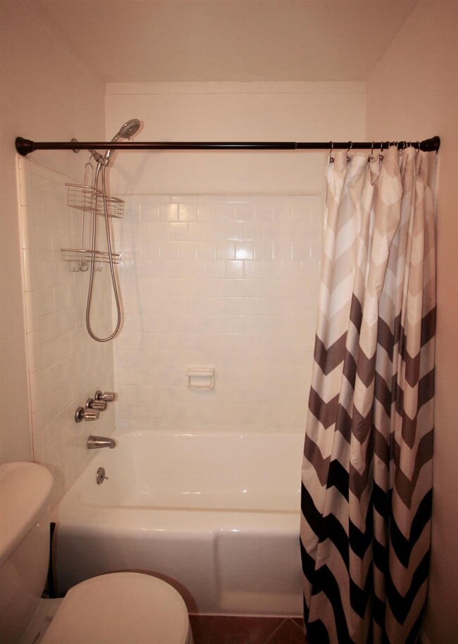 Building Photo - 520 N Hale St